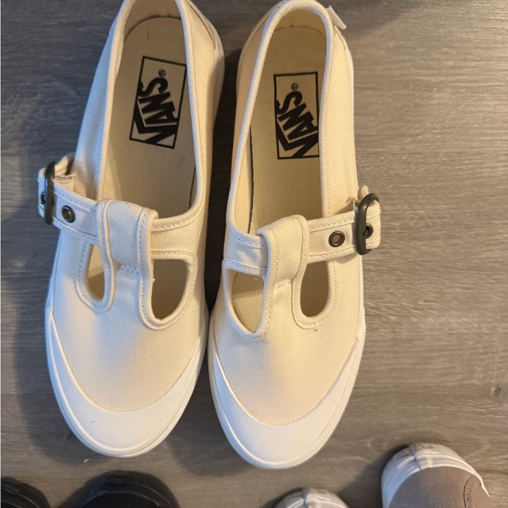 Vans Mary Jane Style 93 Sneaker in white NWOT 7.5